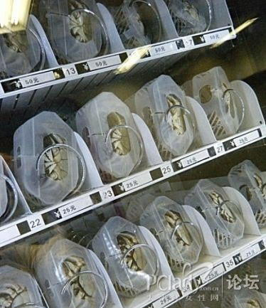 新鲜:南京地铁一号线内自动售卖机卖起活体大闸蟹(多图)
