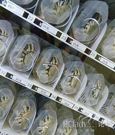 新鲜:南京地铁一号线内自动售卖机卖起活体大闸蟹(多图)