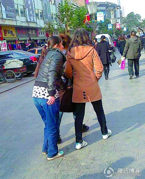 就是这么肆无忌惮：网友实拍郑州街头女贼行窃全过程(多图)