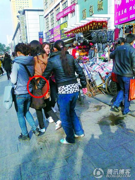 就是这么肆无忌惮：网友实拍郑州街头女贼行窃全过程(多图)