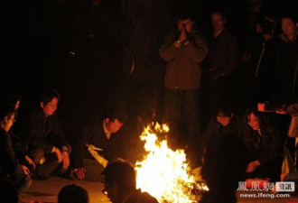 火灾现场：遇难者家属焚香烧纸祭奠逝者