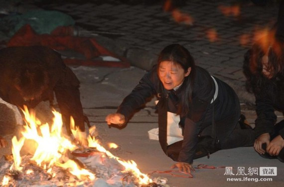 魂断风中 太凄惨 实拍上海大火遇难家属祭逝者(高清组图)