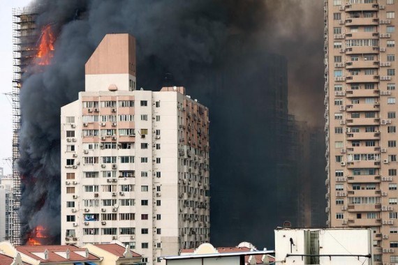 上海闹市高楼起火已致8死 现场大火基本扑灭（高清/视频）