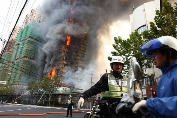 上海闹市高楼起火已致8死 现场大火基本扑灭（高清/视频）