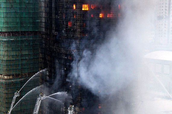 上海闹市高楼起火已致8死 现场大火基本扑灭（高清/视频）