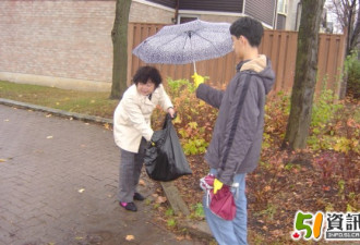 华人首次“清洁日”在小雨中成功进行