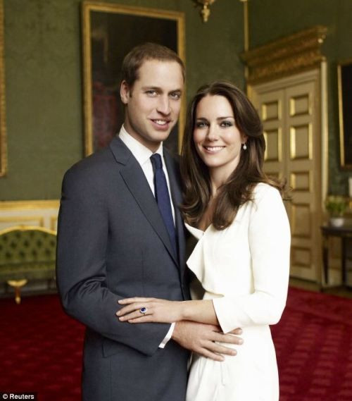 威廉王子准夫妻甜蜜订婚照公布 凯特秀戒指(图)