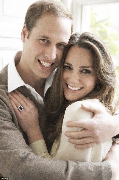 威廉王子准夫妻甜蜜订婚照公布 凯特秀戒指(图)