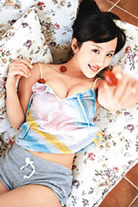 &ldquo;咪神&rdquo;陈静浴室大胆全裸拍写真 仅以泡泡遮胸（组图）