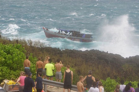 “黑船”偷渡澳洲 风暴中撞崖27人亡