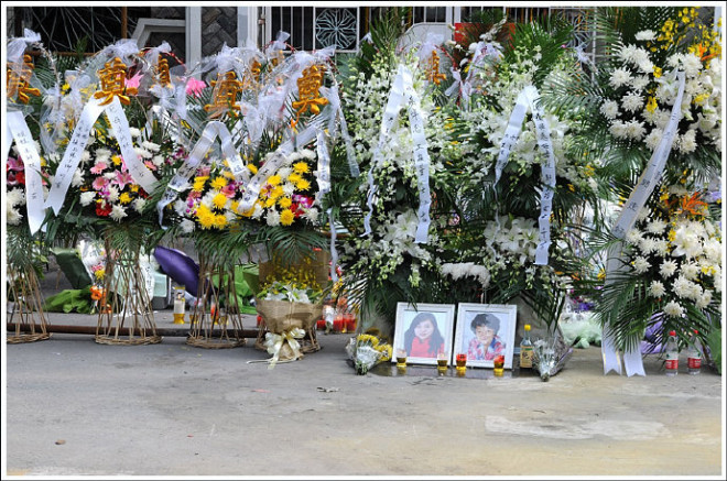鲜花祭冤魂-----11.19火灾现场见闻