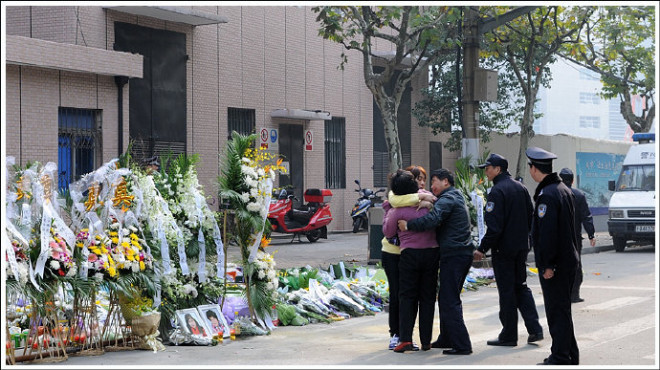 鲜花祭冤魂-----11.19火灾现场见闻