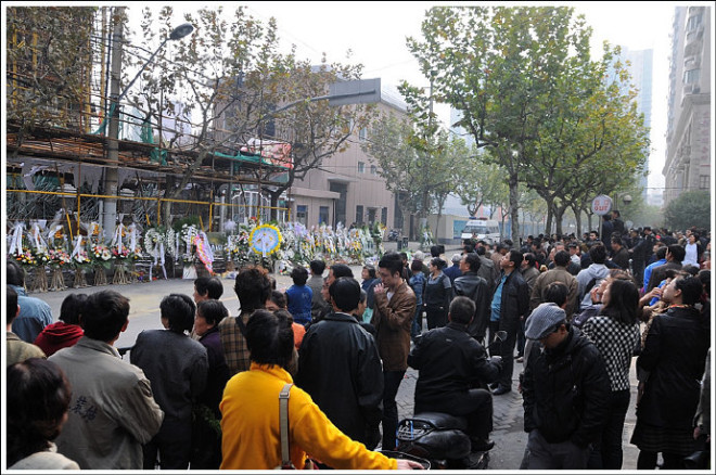 鲜花祭冤魂-----11.19火灾现场见闻