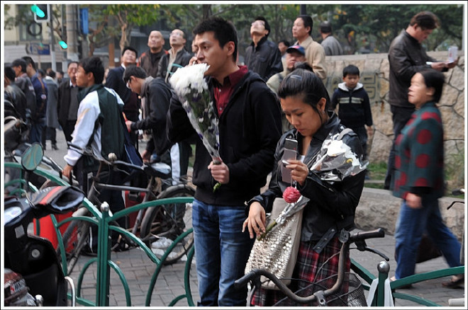 鲜花祭冤魂-----11.19火灾现场见闻