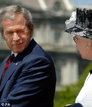 图为小布什向英国女王眨眼睛。