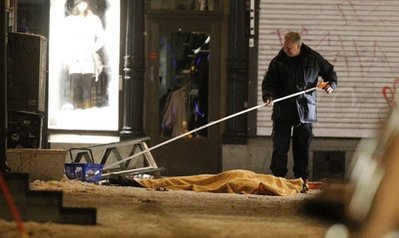 当地时间12月11日，瑞典警方在斯德哥尔摩市爆炸现场检查 