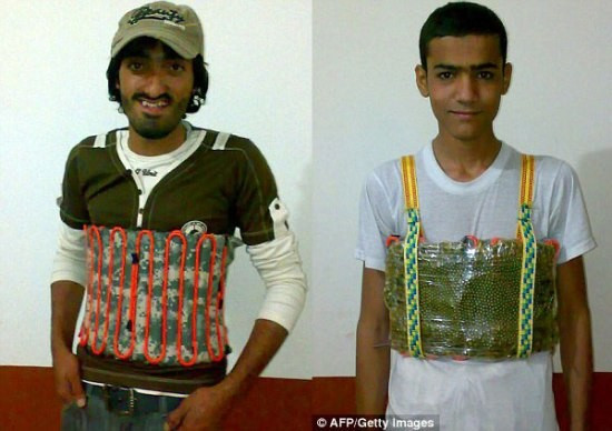 哈桑·喀什（左）和塞夫·拉赫曼·查巴哈里在镜头前微笑，他们穿着自杀式炸弹背心。