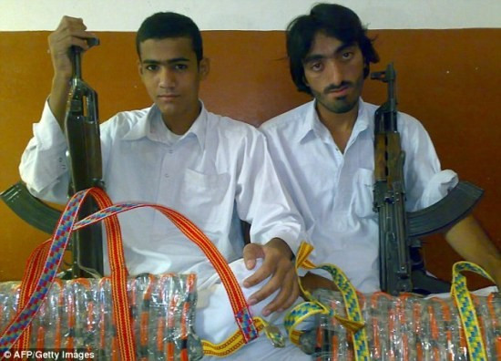 塞夫·拉赫曼·查巴哈里（左）和哈桑·喀什持枪照，其中一人在引爆炸弹前被逮捕。