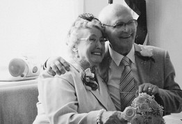 英国82岁的老翁网上热恋77岁的老太太