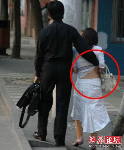 实在太囧了：摄影师拍摄到那些街头情侣们的彪悍行为(多图)