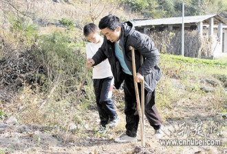 父瘫痪母出走 13岁男孩6年来独撑全家