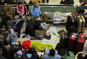 实拍：大雪瘫痪欧洲交通数万乘客困机场