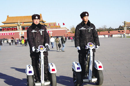 实拍元旦的天安门：“智能单警”巡逻广场 游客称拉风(多图)