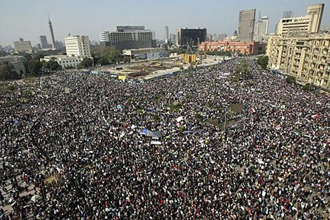 埃及成千上万抗议者在首都开罗胜利广场示威游行