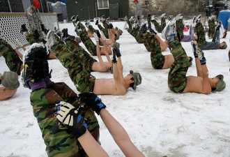 很给力：韩国中小学生赤膊在雪地中军训