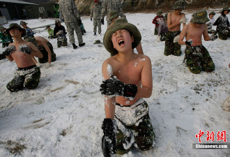 很给力：韩国中小学生赤膊在雪地中军训