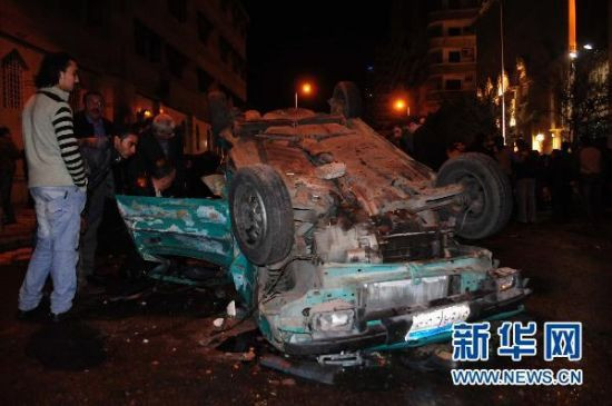 1月1日,人们聚集在埃及北部港口城市亚历山大发生爆炸的教堂附近。 新华社发