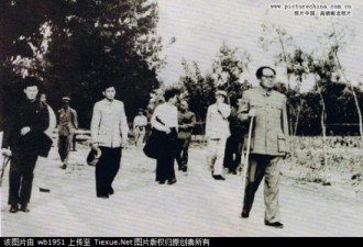难得一见的老照片：毛泽东戴眼镜啥样