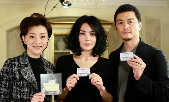 王菲和李亚鹏一起录制了《杨澜访谈录》
