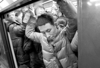体验北京地铁：人被活活挤成了“照片”