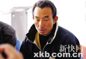 夫妻打工7年携儿骨灰返乡 零钞凑路费