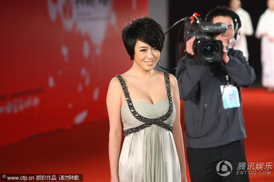 《子弹》巨乳民女赵铭首亮相 青涩登场引关注(组图)