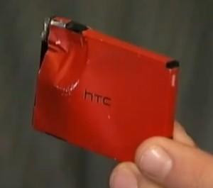 挡住子弹的HTC红色电池
