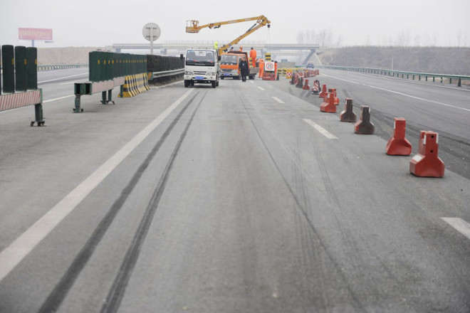 匪夷所思：高速公路上冒出一堵墙 越野车撞上一人重伤(多图)