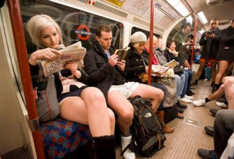 “无裤日”百人参与 光腿乘地铁很淡定