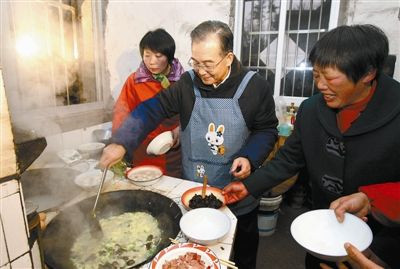 2月1日，温家宝总理在金寨县双河镇鹤塘村村民家里做肉圆鸡蛋汤。 新华社发