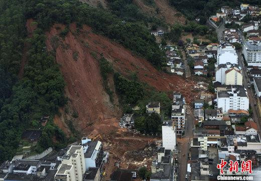 巴西里约山区连日豪雨，死亡人数将继续攀升。图为1月13日，巴西里约多地区房屋被冲垮，道路被淹没。