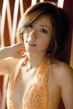 日本乒坛第1美女出写真 万种风情重点在“胸”（组图）