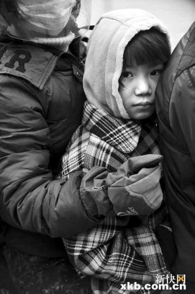 坐摩托车回家的小女孩裹得严实御寒。新快报记者 黎湛均/摄