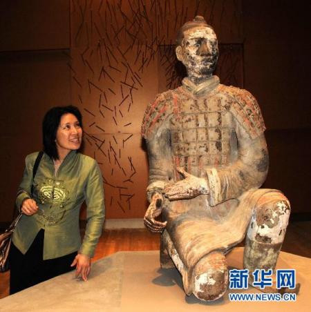 1月26日，在加拿大魁北克省蒙特利尔市艺术博物馆，一名女士观看即将展出的中国兵马俑。胡宪摄)