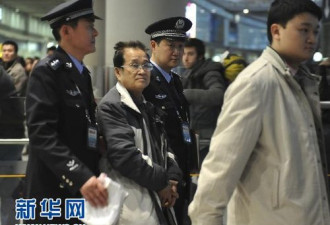 加拿大遣返通缉犯已抵北京 警察带走