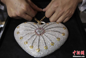 全球最昂贵手包：镶4517颗钻重400克拉