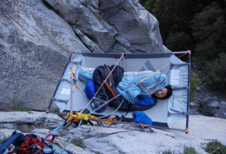 惊！攀岩者将帐篷挂在悬崖峭壁上睡觉