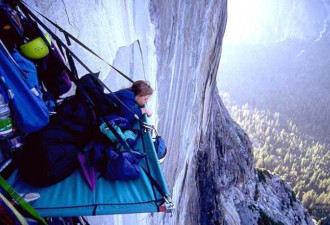 惊！攀岩者将帐篷挂在悬崖峭壁上睡觉