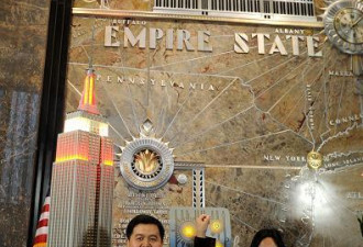 美国纽约帝国大厦点起彩灯贺农历兔年