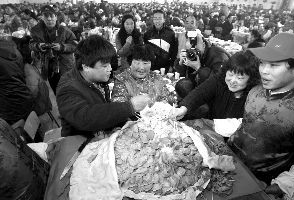 村民千人饺子宴 分享重60斤巨型饺子